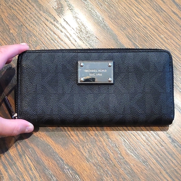Michael Kors Wallet - Picture 1 of 12